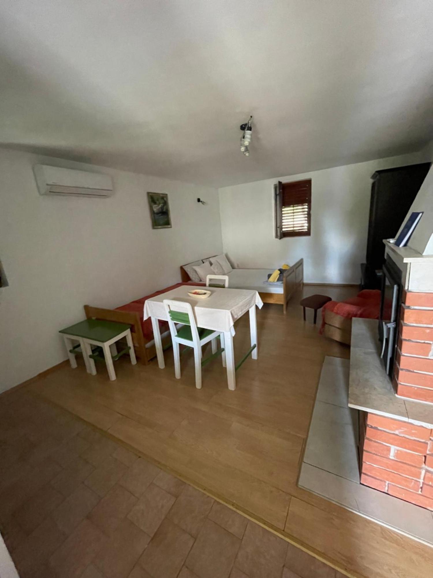 Apartment Zola Gornji Karin Eksteriør billede